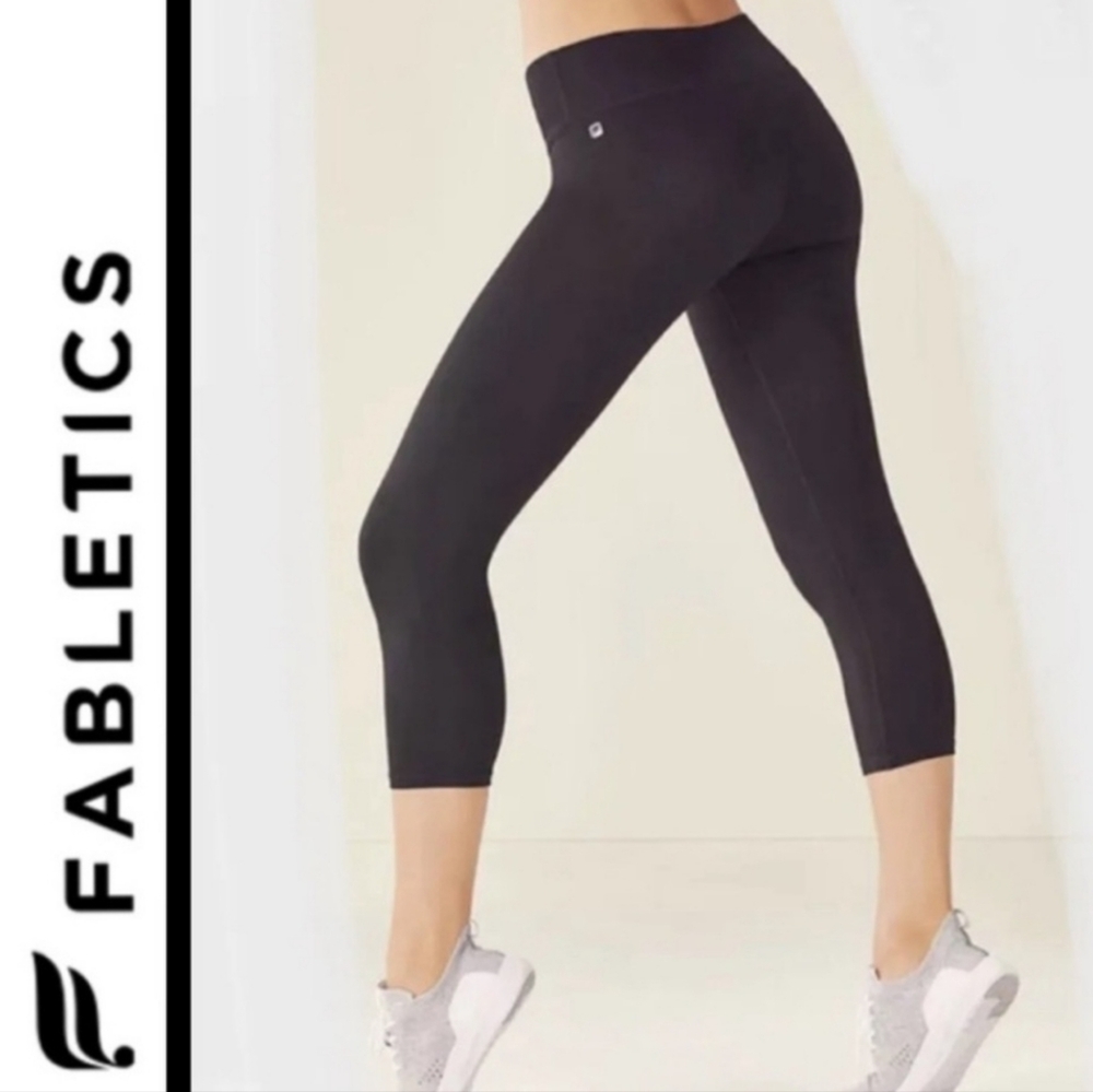 Fabletics Black Cropped Capri Leggings Mid Rise Performance Activewear Pants